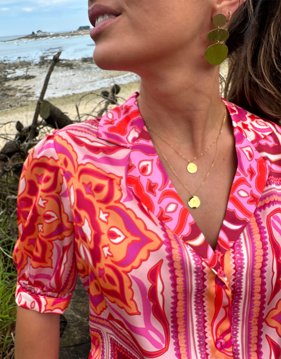 Craquez pour le charme de la jolie blouse PEPA ! Blouse fluide à manches courtes Tissu satiné imprimé baroque ultra tendance Joli décolleté V Modèle boutonné sur l’avant Fronces aux épaules Bas de manches smockés Fabrication Française Création LES PIPLETTES