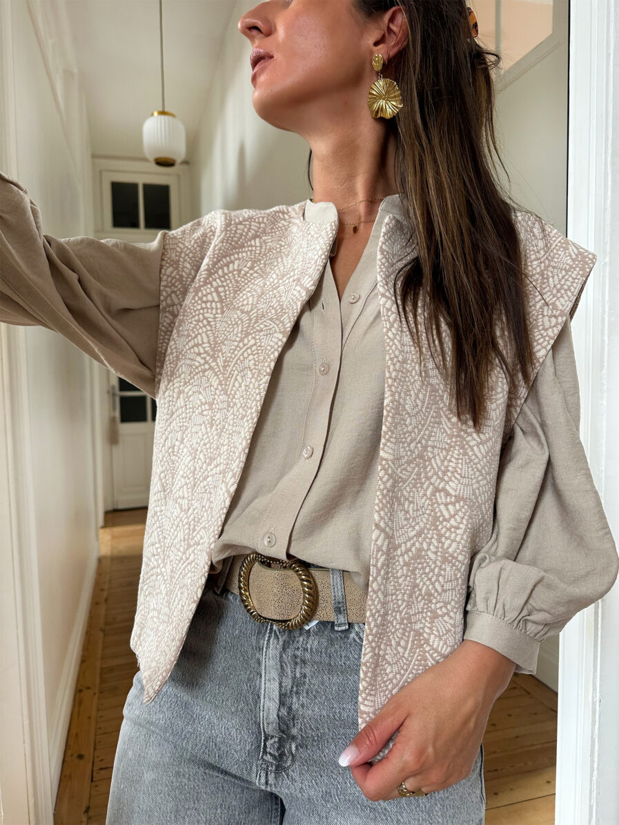 Voici AMANDA, notre veste sans manches ultra tendance ! Une pièce incontournable pour un style chic et confortable. Coupe droite légèrement oversize Tissu jacquard brodé avec discret fil lurex doré dans le tissu pour une touche d’éclat 2 poches côtés A porter en superposition au dessus d’une jolie blouse pour un look bohème chic terriblement mode ! Création LES PIPLETTES Fabrication Française
