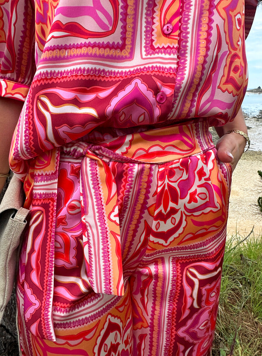 Osez la couleur avec notre nouveau pantalon Pepa qui ajoutera du pep’s à tous vos looks ! Pantalon fluide tissu satiné Imprimé baroque fuchsia, rose et orange 2 poches côtés Ceinture à la taille Taille élastiquée pour un maximum de confort Fabrication Française Création LES PIPLETTES