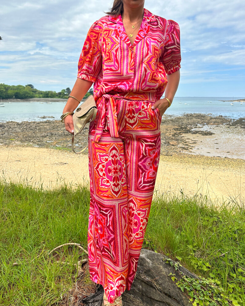 Osez la couleur avec notre nouveau pantalon Pepa qui ajoutera du pep’s à tous vos looks ! Pantalon fluide tissu satiné Imprimé baroque fuchsia, rose et orange 2 poches côtés Ceinture à la taille Taille élastiquée pour un maximum de confort Fabrication Française Création LES PIPLETTES