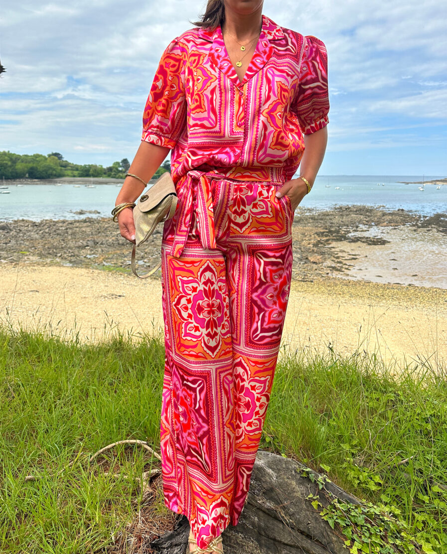 Osez la couleur avec notre nouveau pantalon Pepa qui ajoutera du pep’s à tous vos looks ! Pantalon fluide tissu satiné Imprimé baroque fuchsia, rose et orange 2 poches côtés Ceinture à la taille Taille élastiquée pour un maximum de confort Fabrication Française Création LES PIPLETTES