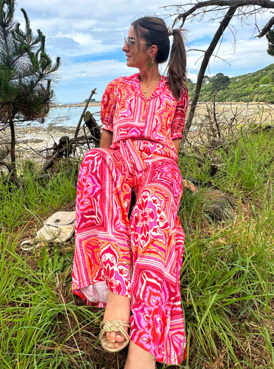 Osez la couleur avec notre nouveau pantalon Pepa qui ajoutera du pep’s à tous vos looks ! Pantalon fluide tissu satiné Imprimé baroque fuchsia, rose et orange 2 poches côtés Ceinture à la taille Taille élastiquée pour un maximum de confort Fabrication Française Création LES PIPLETTES