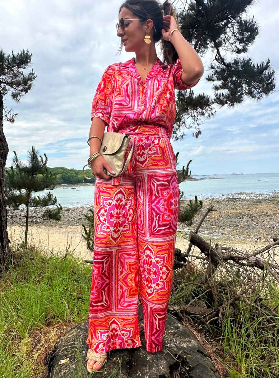 Osez la couleur avec notre nouveau pantalon Pepa qui ajoutera du pep’s à tous vos looks ! Pantalon fluide tissu satiné Imprimé baroque fuchsia, rose et orange 2 poches côtés Ceinture à la taille Taille élastiquée pour un maximum de confort Fabrication Française Création LES PIPLETTES