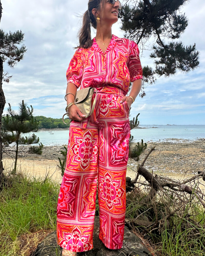 Osez la couleur avec notre nouveau pantalon Pepa qui ajoutera du pep’s à tous vos looks ! Pantalon fluide tissu satiné Imprimé baroque fuchsia, rose et orange 2 poches côtés Ceinture à la taille Taille élastiquée pour un maximum de confort Fabrication Française Création LES PIPLETTES
