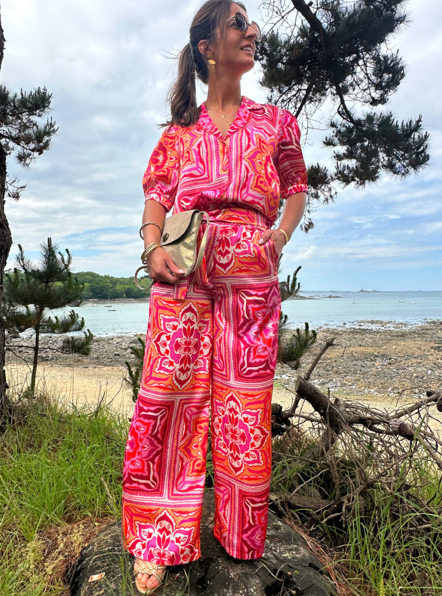 Osez la couleur avec notre nouveau pantalon Pepa qui ajoutera du pep’s à tous vos looks ! Pantalon fluide tissu satiné Imprimé baroque fuchsia, rose et orange 2 poches côtés Ceinture à la taille Taille élastiquée pour un maximum de confort Fabrication Française Création LES PIPLETTES