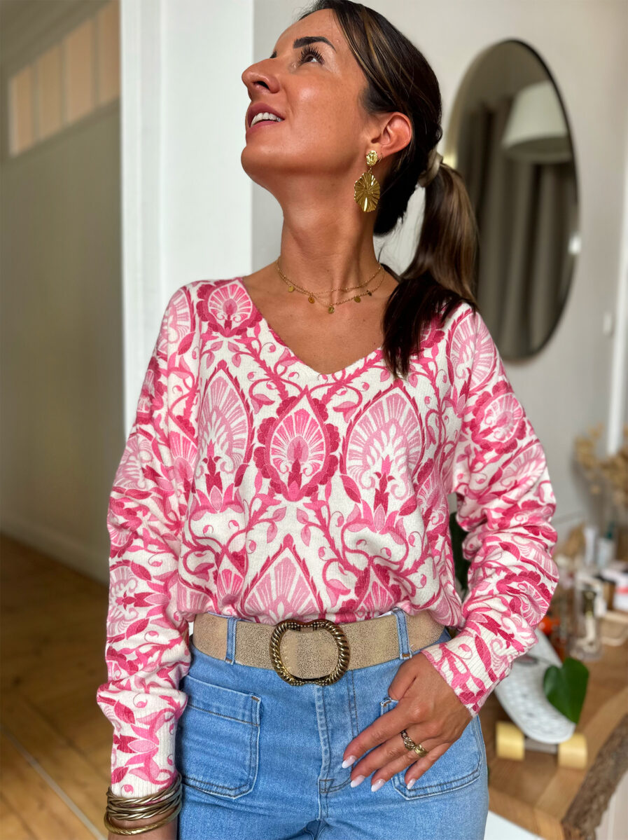 Vous ne pourrez pas résister à notre nouveau pull ALINA ! Son imprimé et ses jolies couleurs vous donneront envie de craquer ! Fond écru avec imprimé abstrait rose et fuchsia Coupe légèrement oversize Joli décolleté V Manches longues Matière toute douce, ne gratte pas et peut se porter à même la peau On aime le porter avec un jean taille haute et de jolis bijoux dorés !