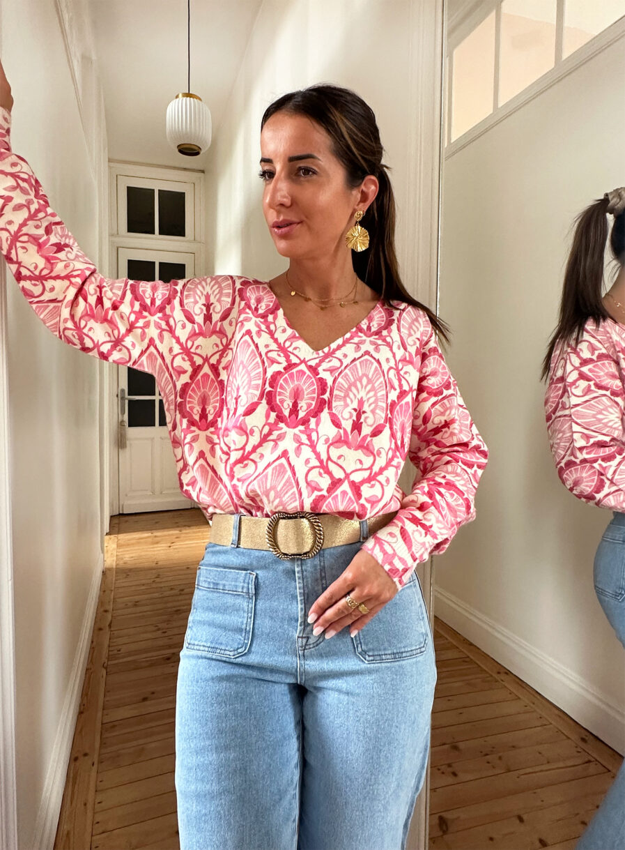 Vous ne pourrez pas résister à notre nouveau pull ALINA ! Son imprimé et ses jolies couleurs vous donneront envie de craquer ! Fond écru avec imprimé abstrait rose et fuchsia Coupe légèrement oversize Joli décolleté V Manches longues Matière toute douce, ne gratte pas et peut se porter à même la peau On aime le porter avec un jean taille haute et de jolis bijoux dorés !