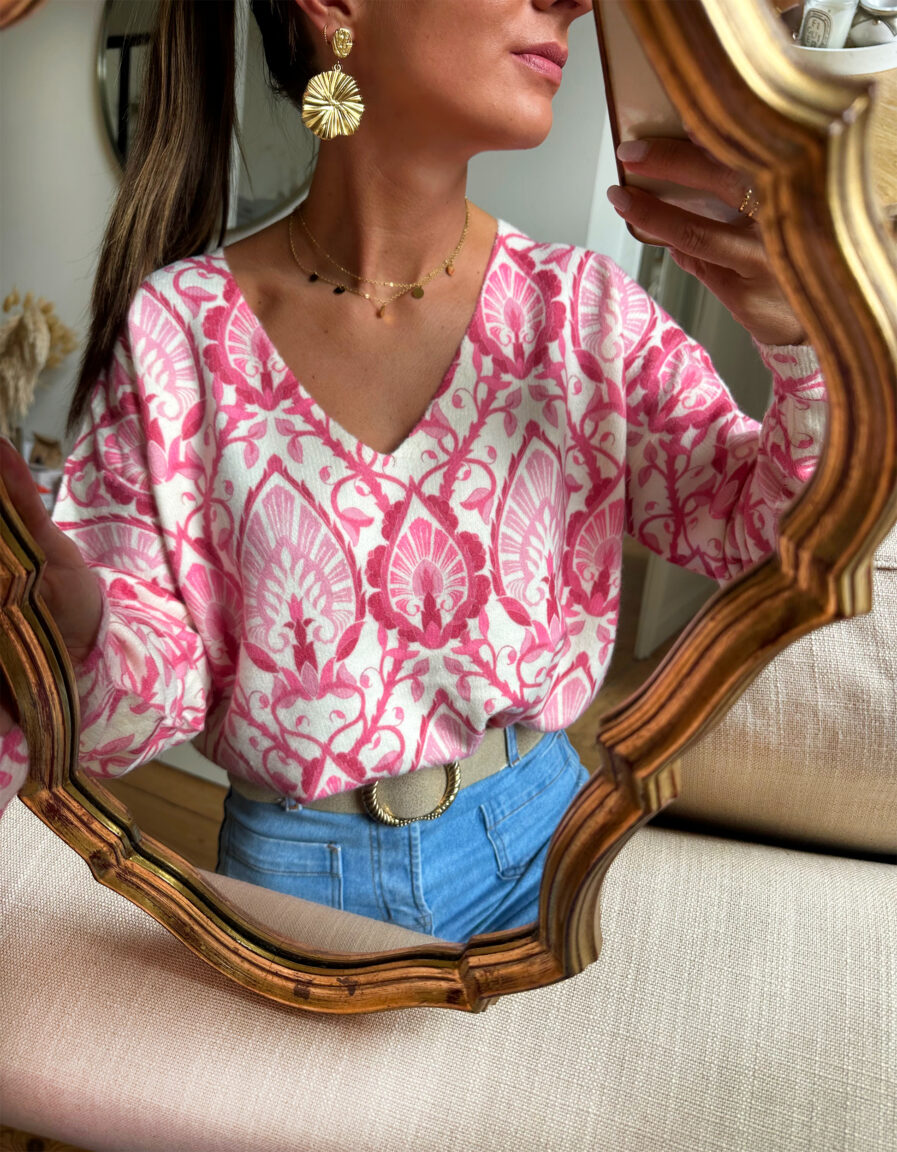 Vous ne pourrez pas résister à notre nouveau pull ALINA ! Son imprimé et ses jolies couleurs vous donneront envie de craquer ! Fond écru avec imprimé abstrait rose et fuchsia Coupe légèrement oversize Joli décolleté V Manches longues Matière toute douce, ne gratte pas et peut se porter à même la peau On aime le porter avec un jean taille haute et de jolis bijoux dorés !