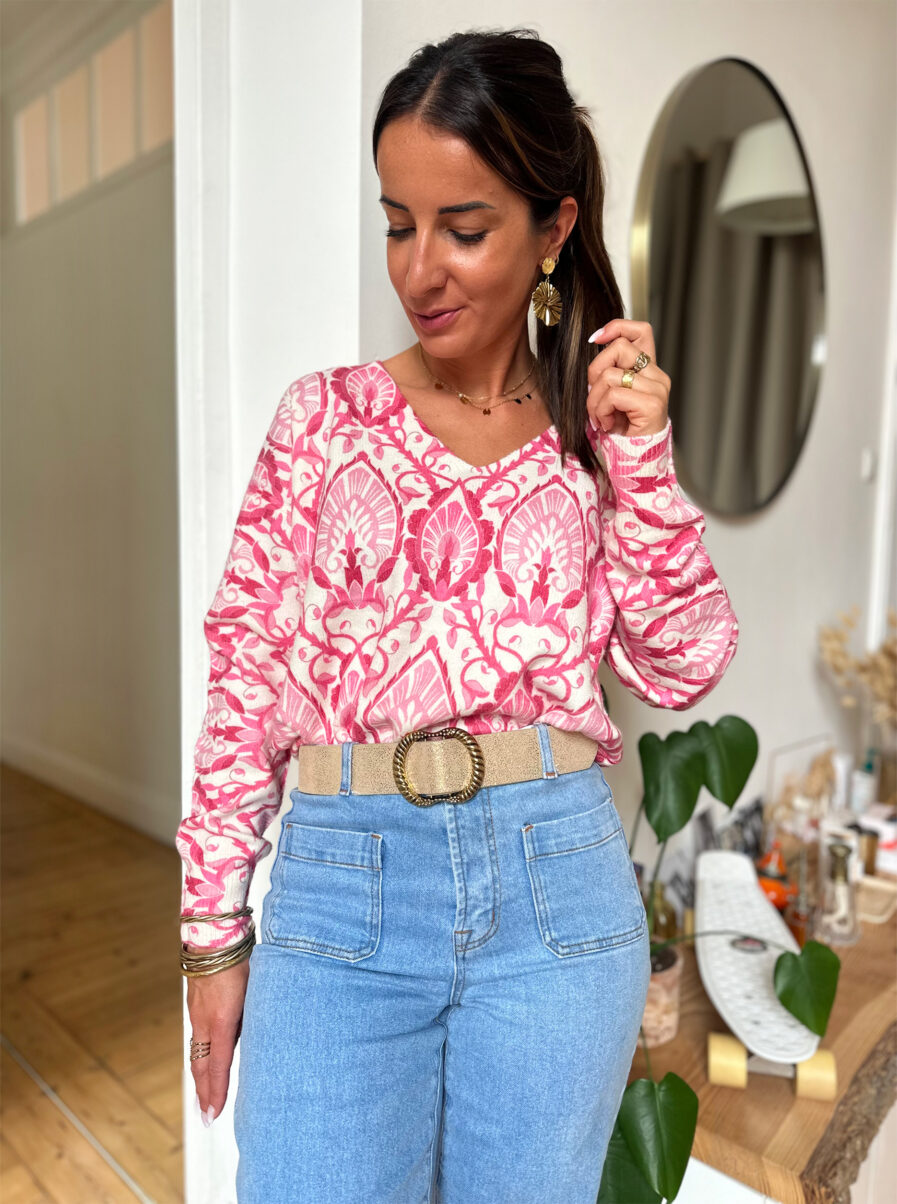 Vous ne pourrez pas résister à notre nouveau pull ALINA ! Son imprimé et ses jolies couleurs vous donneront envie de craquer ! Fond écru avec imprimé abstrait rose et fuchsia Coupe légèrement oversize Joli décolleté V Manches longues Matière toute douce, ne gratte pas et peut se porter à même la peau On aime le porter avec un jean taille haute et de jolis bijoux dorés !