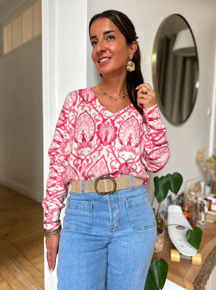 Vous ne pourrez pas résister à notre nouveau pull ALINA ! Son imprimé et ses jolies couleurs vous donneront envie de craquer ! Fond écru avec imprimé abstrait rose et fuchsia Coupe légèrement oversize Joli décolleté V Manches longues Matière toute douce, ne gratte pas et peut se porter à même la peau On aime le porter avec un jean taille haute et de jolis bijoux dorés !