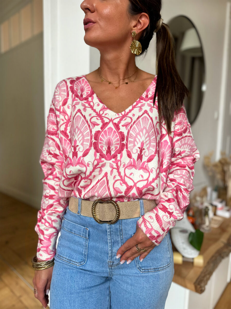 Vous ne pourrez pas résister à notre nouveau pull ALINA ! Son imprimé et ses jolies couleurs vous donneront envie de craquer ! Fond écru avec imprimé abstrait rose et fuchsia Coupe légèrement oversize Joli décolleté V Manches longues Matière toute douce, ne gratte pas et peut se porter à même la peau On aime le porter avec un jean taille haute et de jolis bijoux dorés !