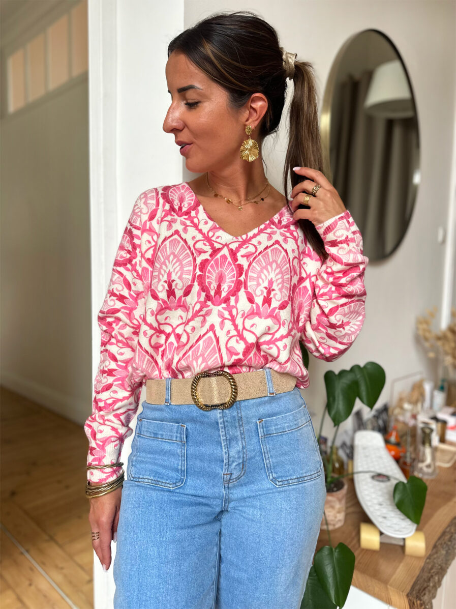 Vous ne pourrez pas résister à notre nouveau pull ALINA ! Son imprimé et ses jolies couleurs vous donneront envie de craquer ! Fond écru avec imprimé abstrait rose et fuchsia Coupe légèrement oversize Joli décolleté V Manches longues Matière toute douce, ne gratte pas et peut se porter à même la peau On aime le porter avec un jean taille haute et de jolis bijoux dorés !