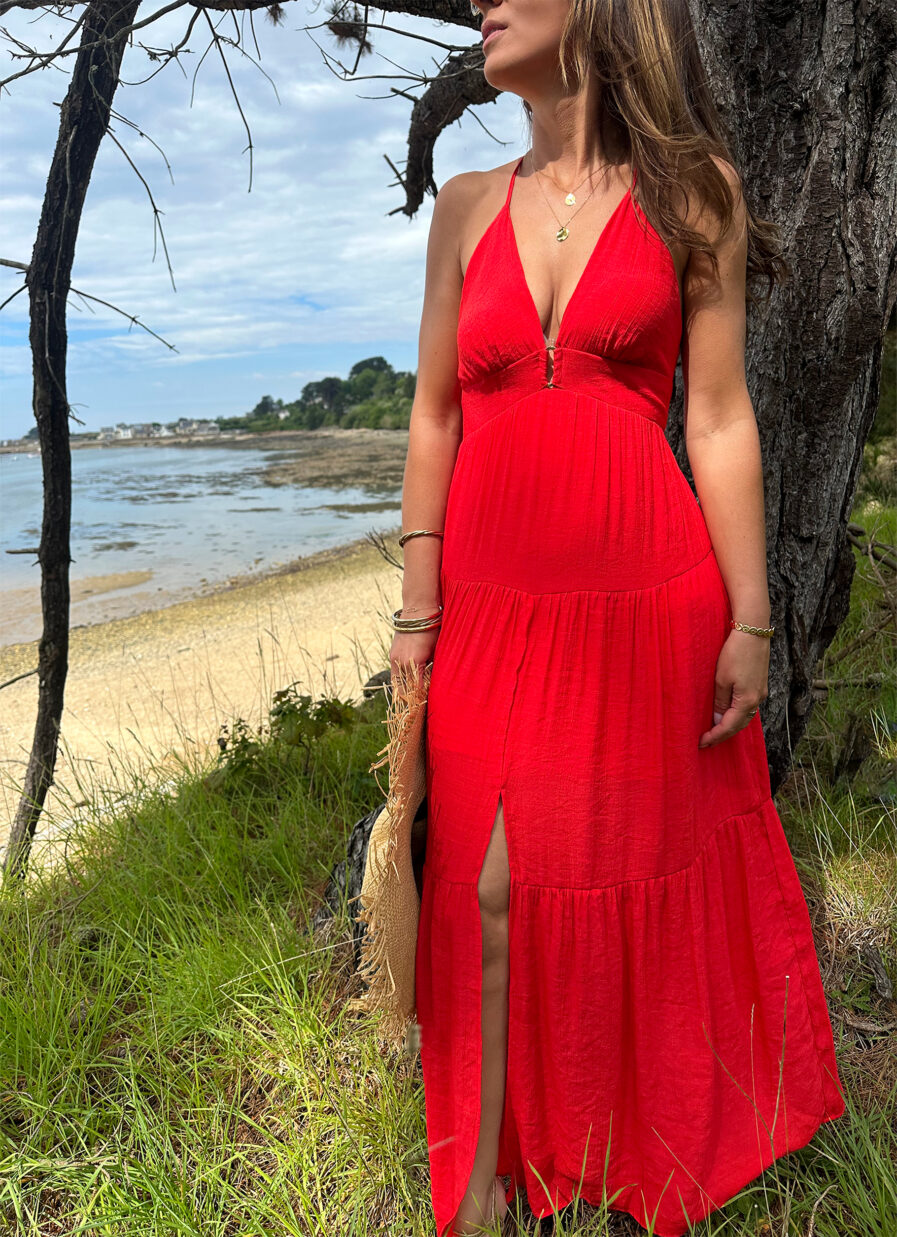 Ava est notre sublime robe dos nu au style bohême chic ! Robe longue Sublime coloris rouge flamboyant Boucle dorée au niveau de la poitrine Taille élastiquée pour un maximum de confort Modèle fendu à la base Dos nu avec bretelles réglables Modèle doublé On aime la porter avec une jolie paire de talons et des bijoux dorés !