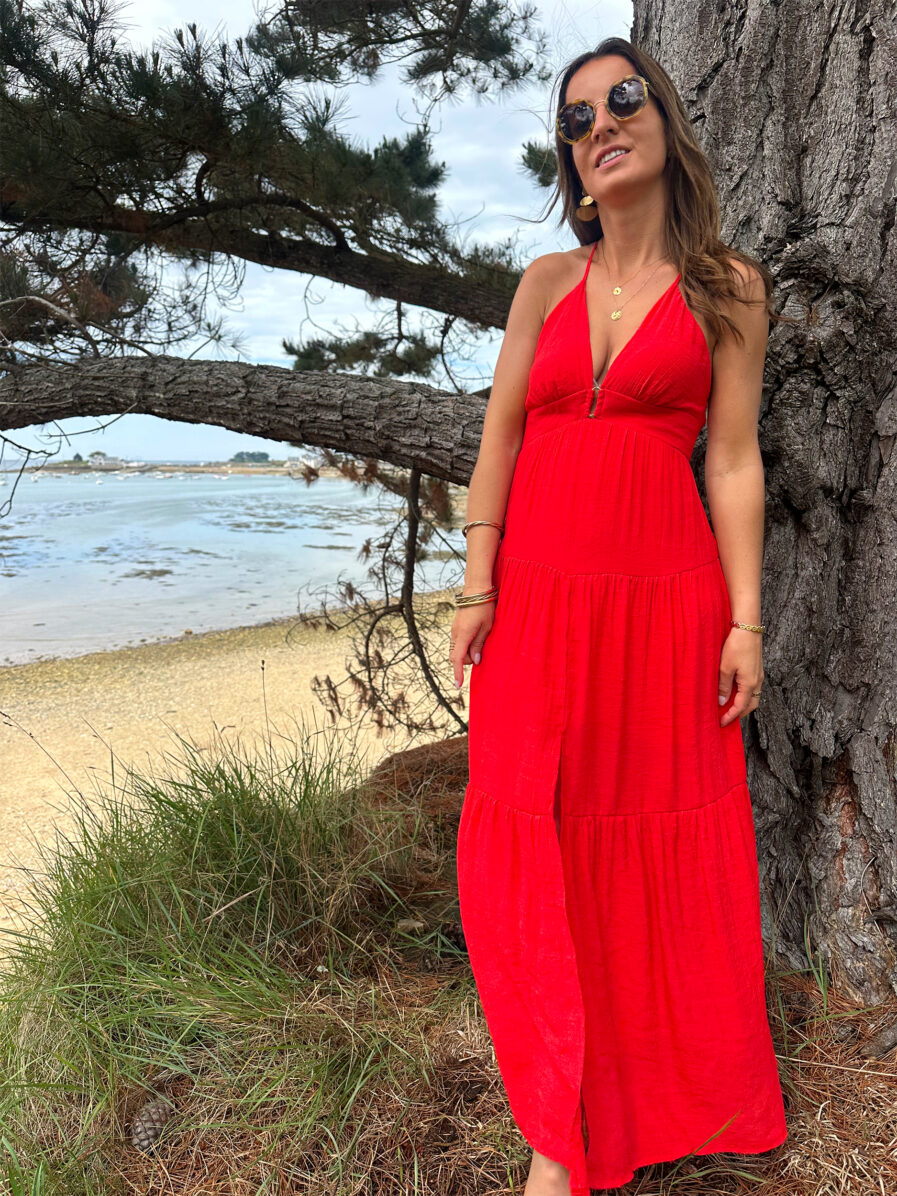 Ava est notre sublime robe dos nu au style bohême chic ! Robe longue Sublime coloris rouge flamboyant Boucle dorée au niveau de la poitrine Taille élastiquée pour un maximum de confort Modèle fendu à la base Dos nu avec bretelles réglables Modèle doublé On aime la porter avec une jolie paire de talons et des bijoux dorés !