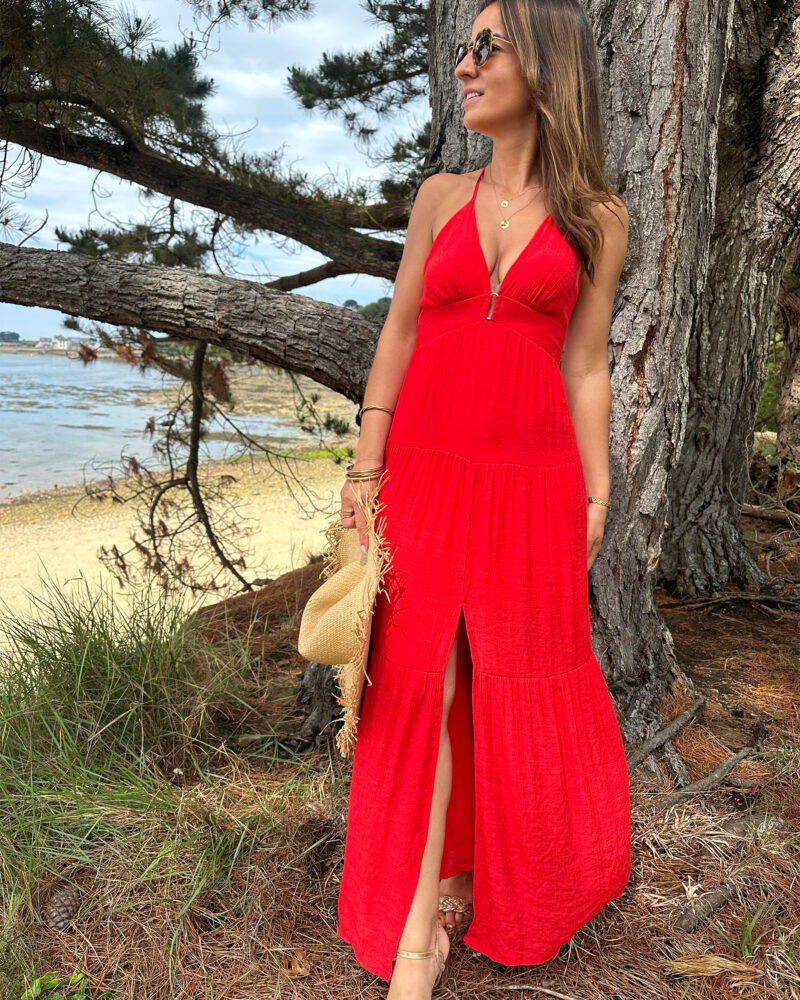 Ava est notre sublime robe dos nu au style bohême chic ! Robe longue Sublime coloris rouge flamboyant Boucle dorée au niveau de la poitrine Taille élastiquée pour un maximum de confort Modèle fendu à la base Dos nu avec bretelles réglables Modèle doublé On aime la porter avec une jolie paire de talons et des bijoux dorés !