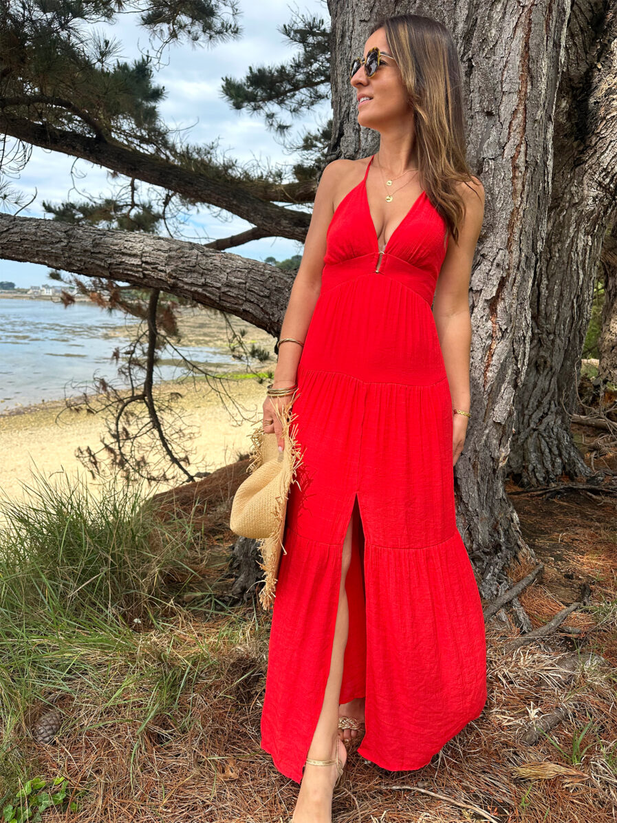 Ava est notre sublime robe dos nu au style bohême chic ! Robe longue Sublime coloris rouge flamboyant Boucle dorée au niveau de la poitrine Taille élastiquée pour un maximum de confort Modèle fendu à la base Dos nu avec bretelles réglables Modèle doublé On aime la porter avec une jolie paire de talons et des bijoux dorés !
