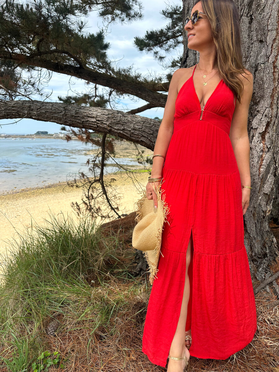 Ava est notre sublime robe dos nu au style bohême chic ! Robe longue Sublime coloris rouge flamboyant Boucle dorée au niveau de la poitrine Taille élastiquée pour un maximum de confort Modèle fendu à la base Dos nu avec bretelles réglables Modèle doublé On aime la porter avec une jolie paire de talons et des bijoux dorés !