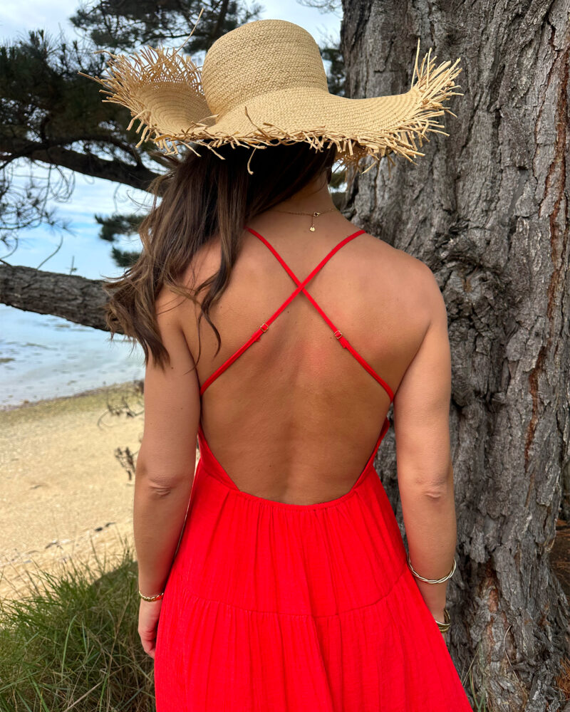 Ava est notre sublime robe dos nu au style bohême chic ! Robe longue Sublime coloris rouge flamboyant Boucle dorée au niveau de la poitrine Taille élastiquée pour un maximum de confort Modèle fendu à la base Dos nu avec bretelles réglables Modèle doublé On aime la porter avec une jolie paire de talons et des bijoux dorés !