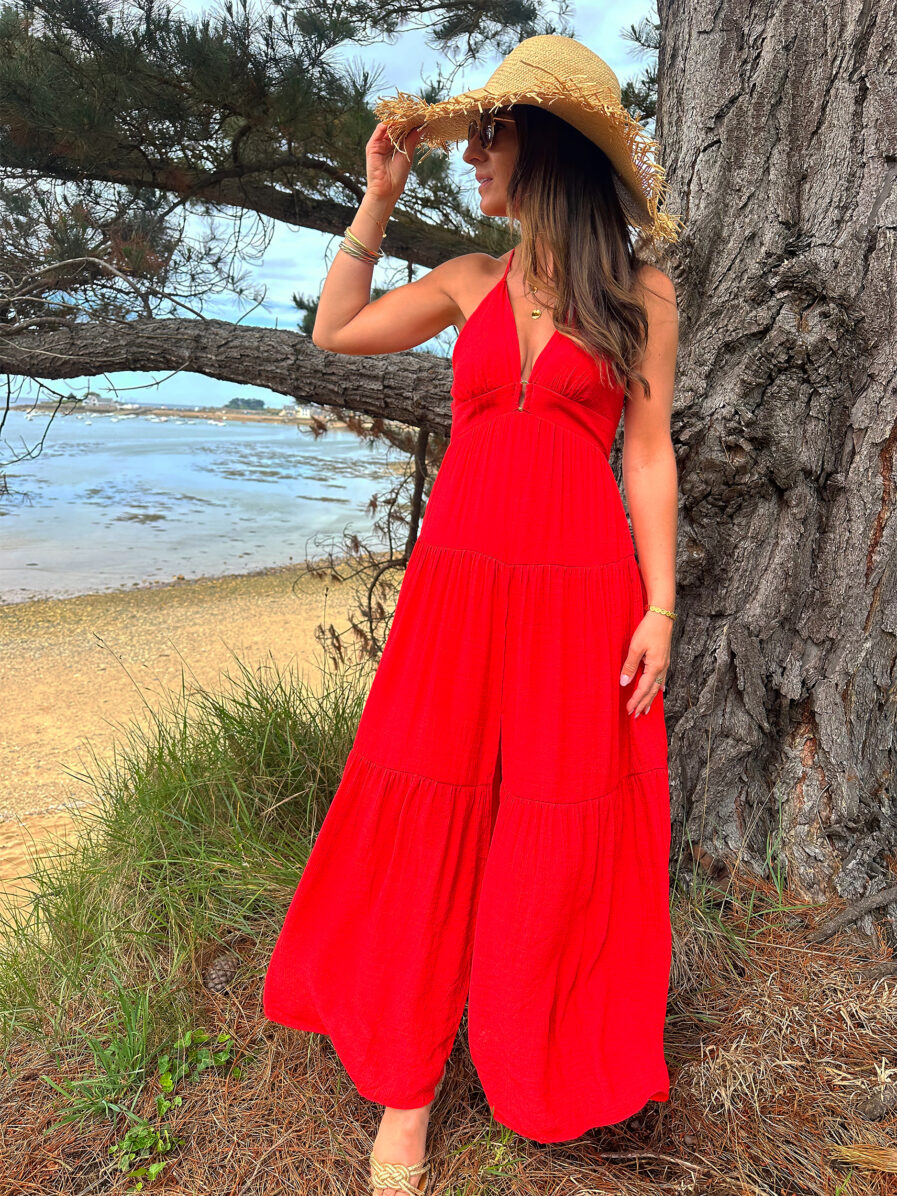Ava est notre sublime robe dos nu au style bohême chic ! Robe longue Sublime coloris rouge flamboyant Boucle dorée au niveau de la poitrine Taille élastiquée pour un maximum de confort Modèle fendu à la base Dos nu avec bretelles réglables Modèle doublé On aime la porter avec une jolie paire de talons et des bijoux dorés !