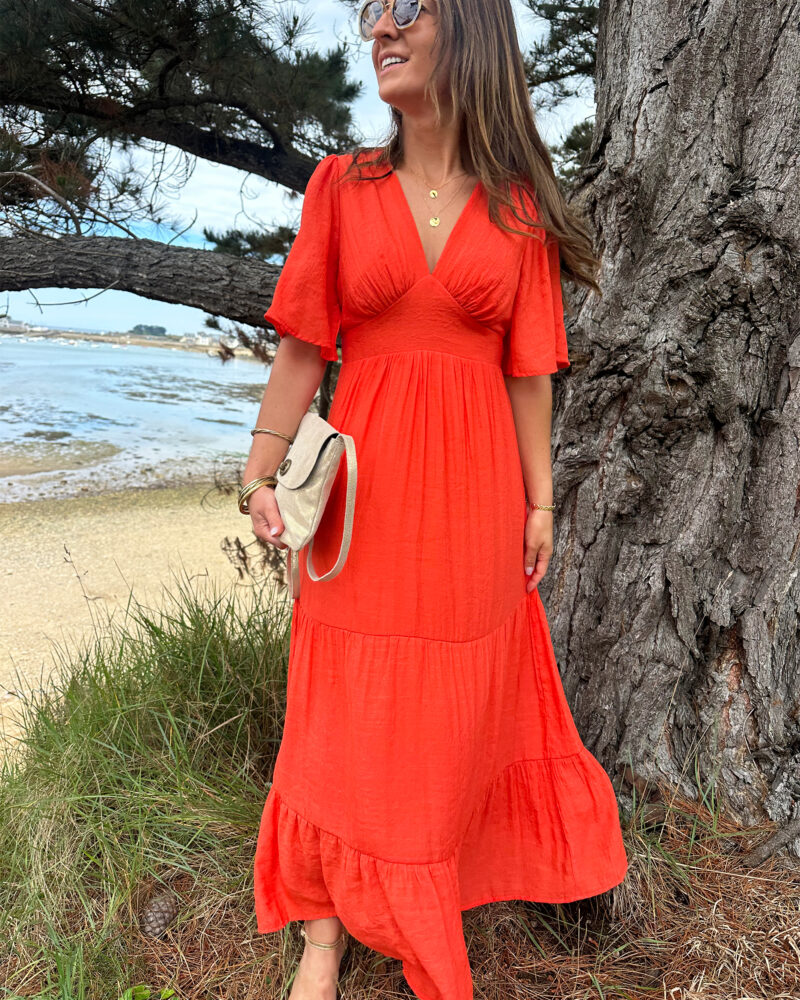 Dites bonjour à notre nouvelle robe Carla Corail qui vous sublimera ! Robe Longue Manches courtes Joli décolleté V Empiècement sous poitrine Taille élastiquée pour un maximum de confort Modèle doublé On adore la porter avec des sandales dorées et de jolis bijoux !