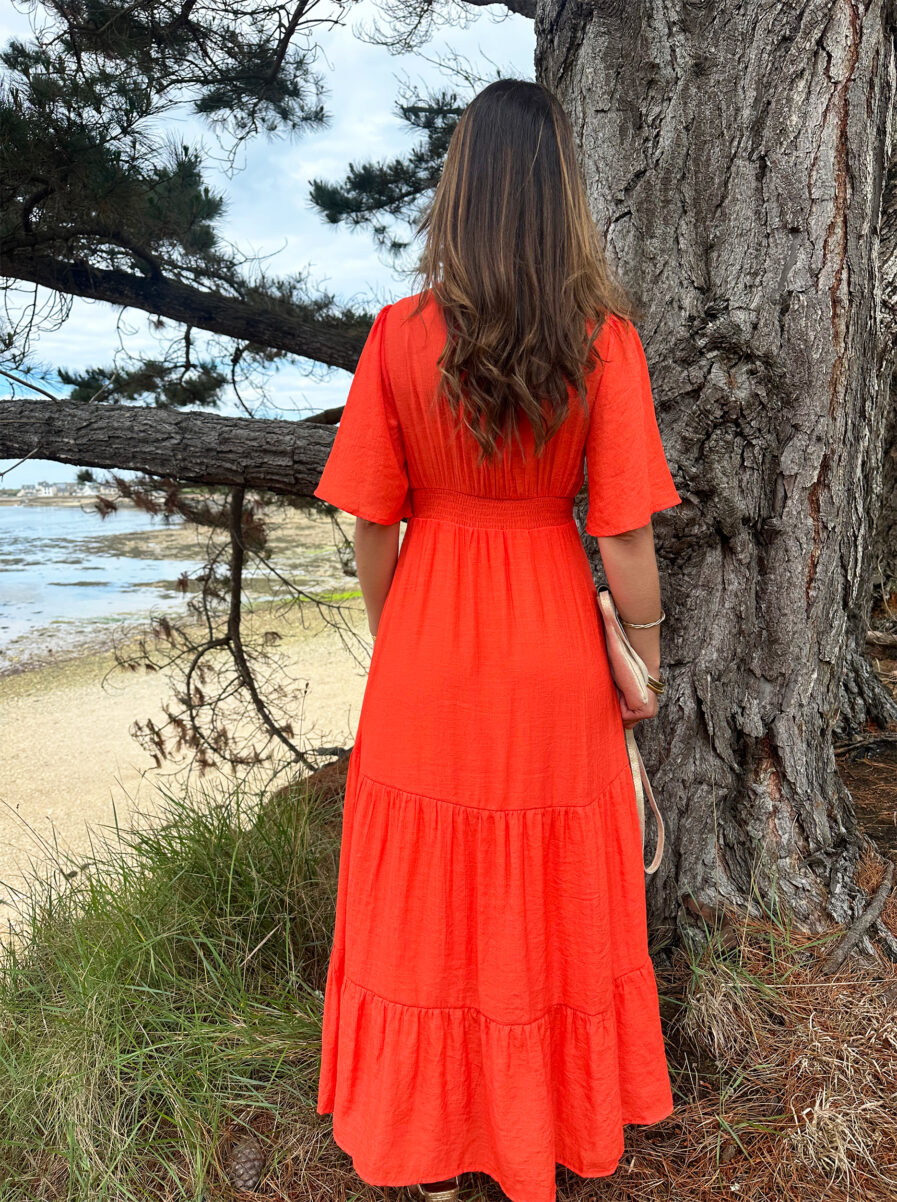 Dites bonjour à notre nouvelle robe Carla Corail qui vous sublimera ! Robe Longue Manches courtes Joli décolleté V Empiècement sous poitrine Taille élastiquée pour un maximum de confort Modèle doublé On adore la porter avec des sandales dorées et de jolis bijoux !
