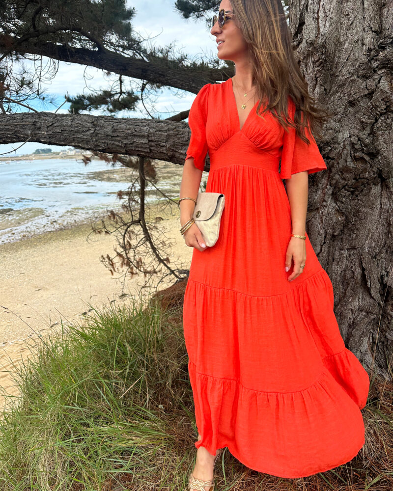 Dites bonjour à notre nouvelle robe Carla Corail qui vous sublimera ! Robe Longue Manches courtes Joli décolleté V Empiècement sous poitrine Taille élastiquée pour un maximum de confort Modèle doublé On adore la porter avec des sandales dorées et de jolis bijoux !