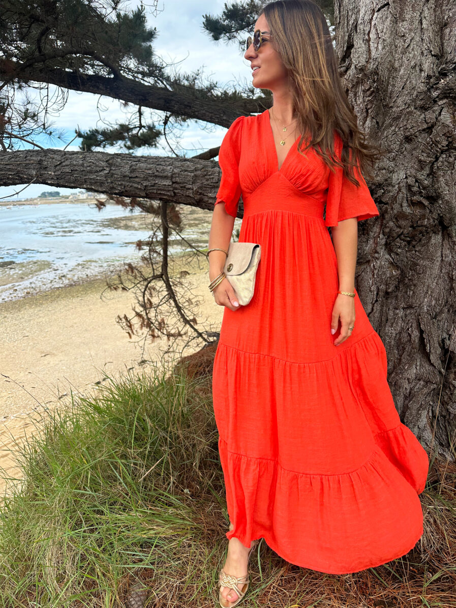 Dites bonjour à notre nouvelle robe Carla Corail qui vous sublimera ! Robe Longue Manches courtes Joli décolleté V Empiècement sous poitrine Taille élastiquée pour un maximum de confort Modèle doublé On adore la porter avec des sandales dorées et de jolis bijoux !