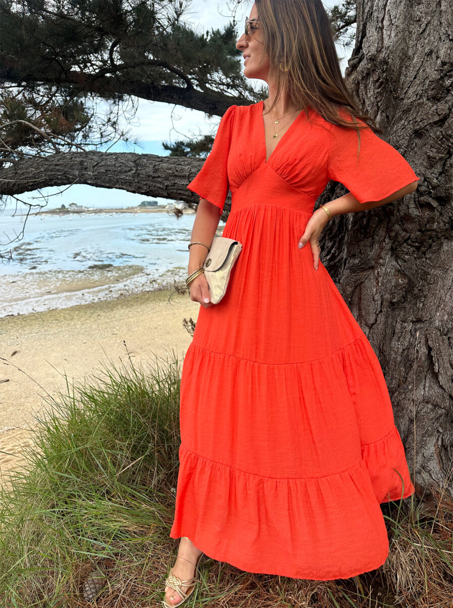 Dites bonjour à notre nouvelle robe Carla Corail qui vous sublimera ! Robe Longue Manches courtes Joli décolleté V Empiècement sous poitrine Taille élastiquée pour un maximum de confort Modèle doublé On adore la porter avec des sandales dorées et de jolis bijoux !