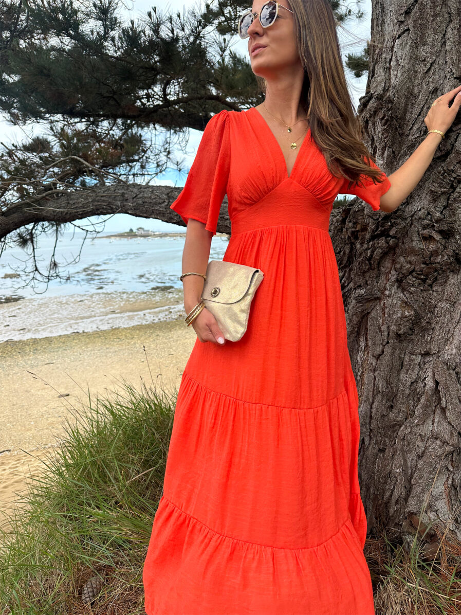 Dites bonjour à notre nouvelle robe Carla Corail qui vous sublimera ! Robe Longue Manches courtes Joli décolleté V Empiècement sous poitrine Taille élastiquée pour un maximum de confort Modèle doublé On adore la porter avec des sandales dorées et de jolis bijoux !