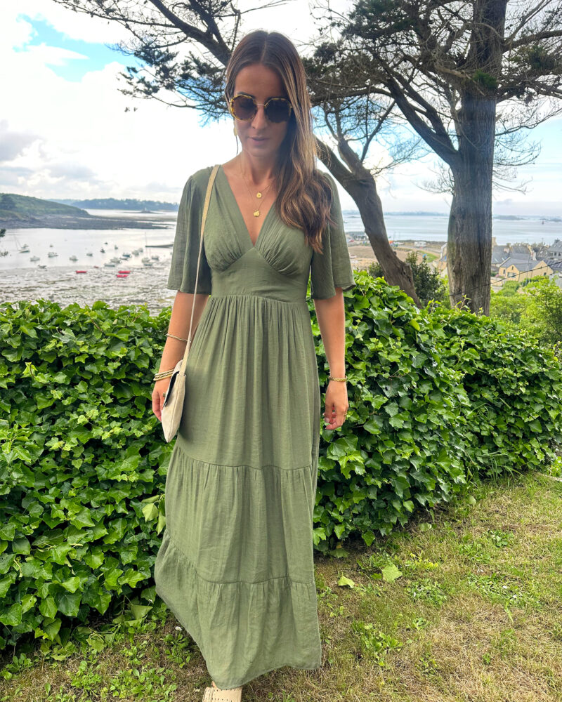 Dites bonjour à notre nouvelle robe Carla Kaki qui vous sublimera ! Robe Longue Manches courtes Joli décolleté V Empiècement sous poitrine Taille élastiquée pour un maximum de confort Modèle doublé On adore la porter avec des sandales dorées et de jolis bijoux !