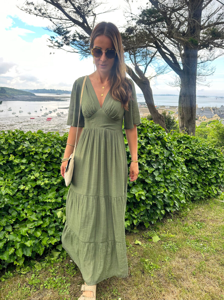 Dites bonjour à notre nouvelle robe Carla Kaki qui vous sublimera ! Robe Longue Manches courtes Joli décolleté V Empiècement sous poitrine Taille élastiquée pour un maximum de confort Modèle doublé On adore la porter avec des sandales dorées et de jolis bijoux !