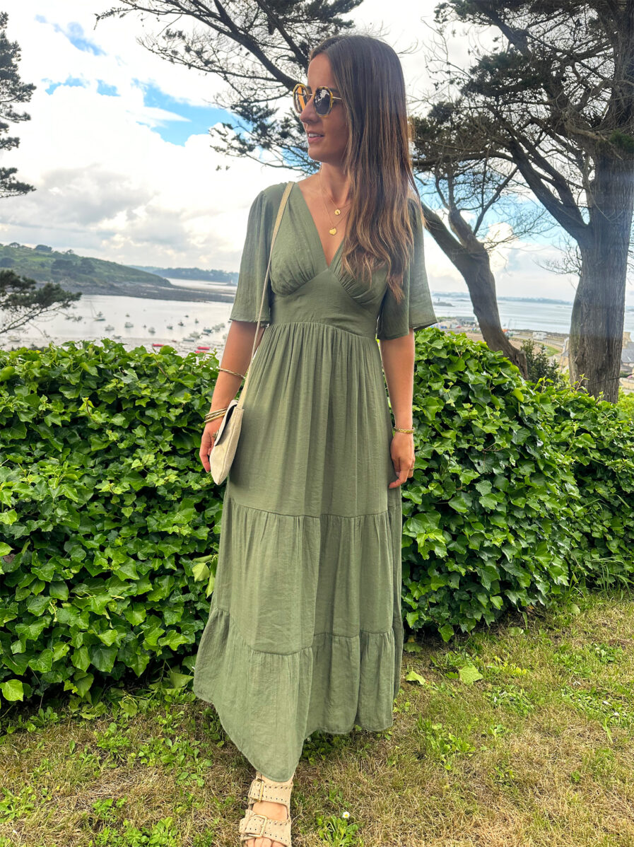 Dites bonjour à notre nouvelle robe Carla Kaki qui vous sublimera ! Robe Longue Manches courtes Joli décolleté V Empiècement sous poitrine Taille élastiquée pour un maximum de confort Modèle doublé On adore la porter avec des sandales dorées et de jolis bijoux !