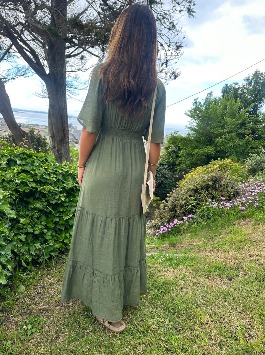 Dites bonjour à notre nouvelle robe Carla Kaki qui vous sublimera ! Robe Longue Manches courtes Joli décolleté V Empiècement sous poitrine Taille élastiquée pour un maximum de confort Modèle doublé On adore la porter avec des sandales dorées et de jolis bijoux !