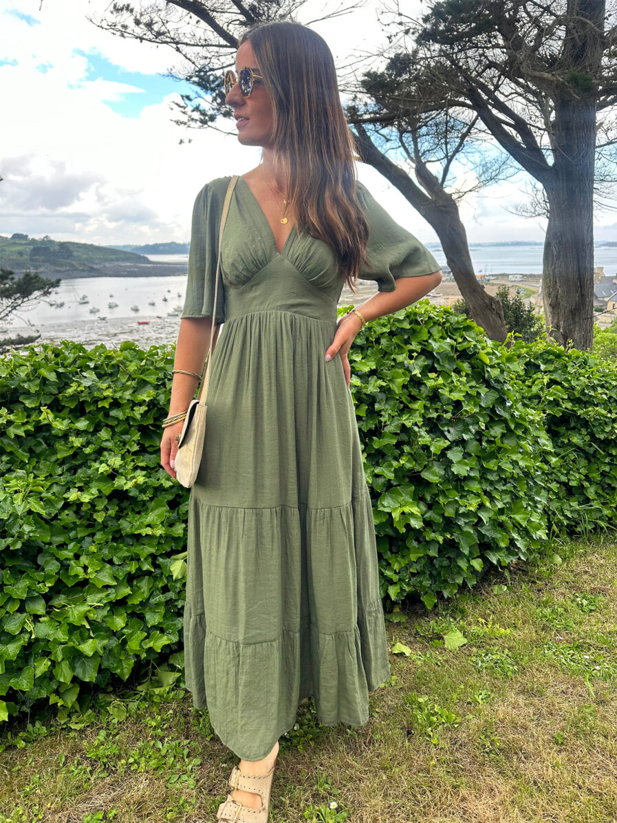 Dites bonjour à notre nouvelle robe Carla Kaki qui vous sublimera ! Robe Longue Manches courtes Joli décolleté V Empiècement sous poitrine Taille élastiquée pour un maximum de confort Modèle doublé On adore la porter avec des sandales dorées et de jolis bijoux !