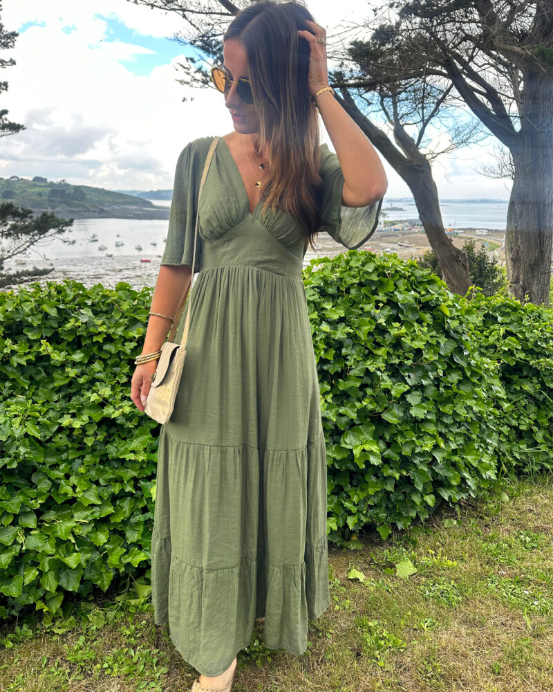 Dites bonjour à notre nouvelle robe Carla Kaki qui vous sublimera ! Robe Longue Manches courtes Joli décolleté V Empiècement sous poitrine Taille élastiquée pour un maximum de confort Modèle doublé On adore la porter avec des sandales dorées et de jolis bijoux !