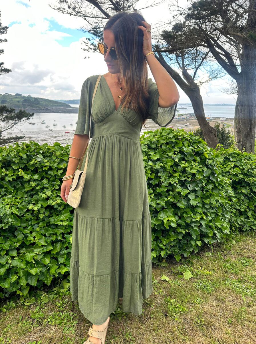 Dites bonjour à notre nouvelle robe Carla Kaki qui vous sublimera ! Robe Longue Manches courtes Joli décolleté V Empiècement sous poitrine Taille élastiquée pour un maximum de confort Modèle doublé On adore la porter avec des sandales dorées et de jolis bijoux !