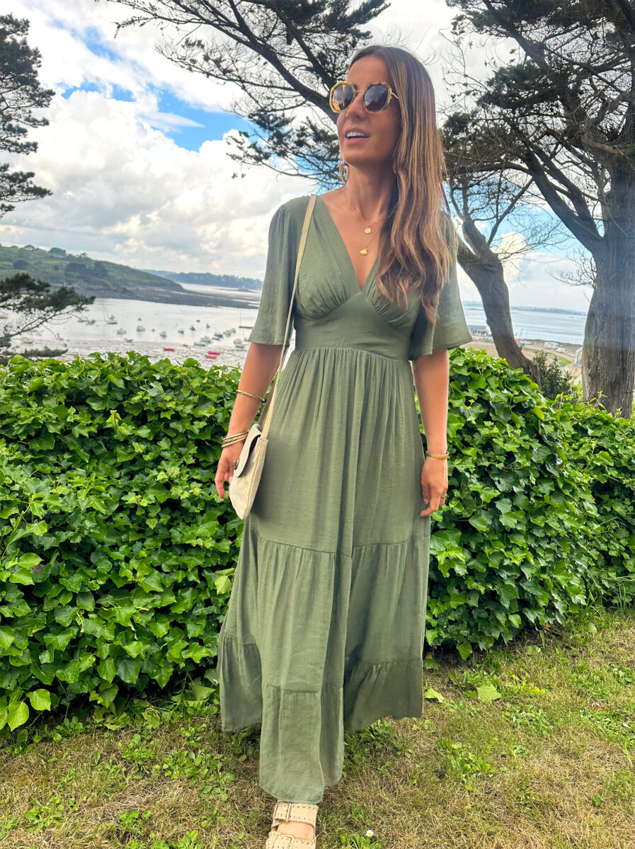 Dites bonjour à notre nouvelle robe Carla Kaki qui vous sublimera ! Robe Longue Manches courtes Joli décolleté V Empiècement sous poitrine Taille élastiquée pour un maximum de confort Modèle doublé On adore la porter avec des sandales dorées et de jolis bijoux !