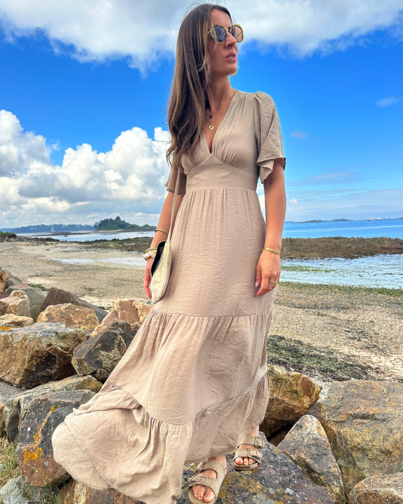 Laissez apparaître votre joli bronzage avec la robe Sara et son superbe dos nu ! Robe longue fluide Décolleté en V Empiècement sous poitrine Dos partiellement nu fermé par un joli noeud Taille élastiquée pour un maximum de confort Modèle doublé
