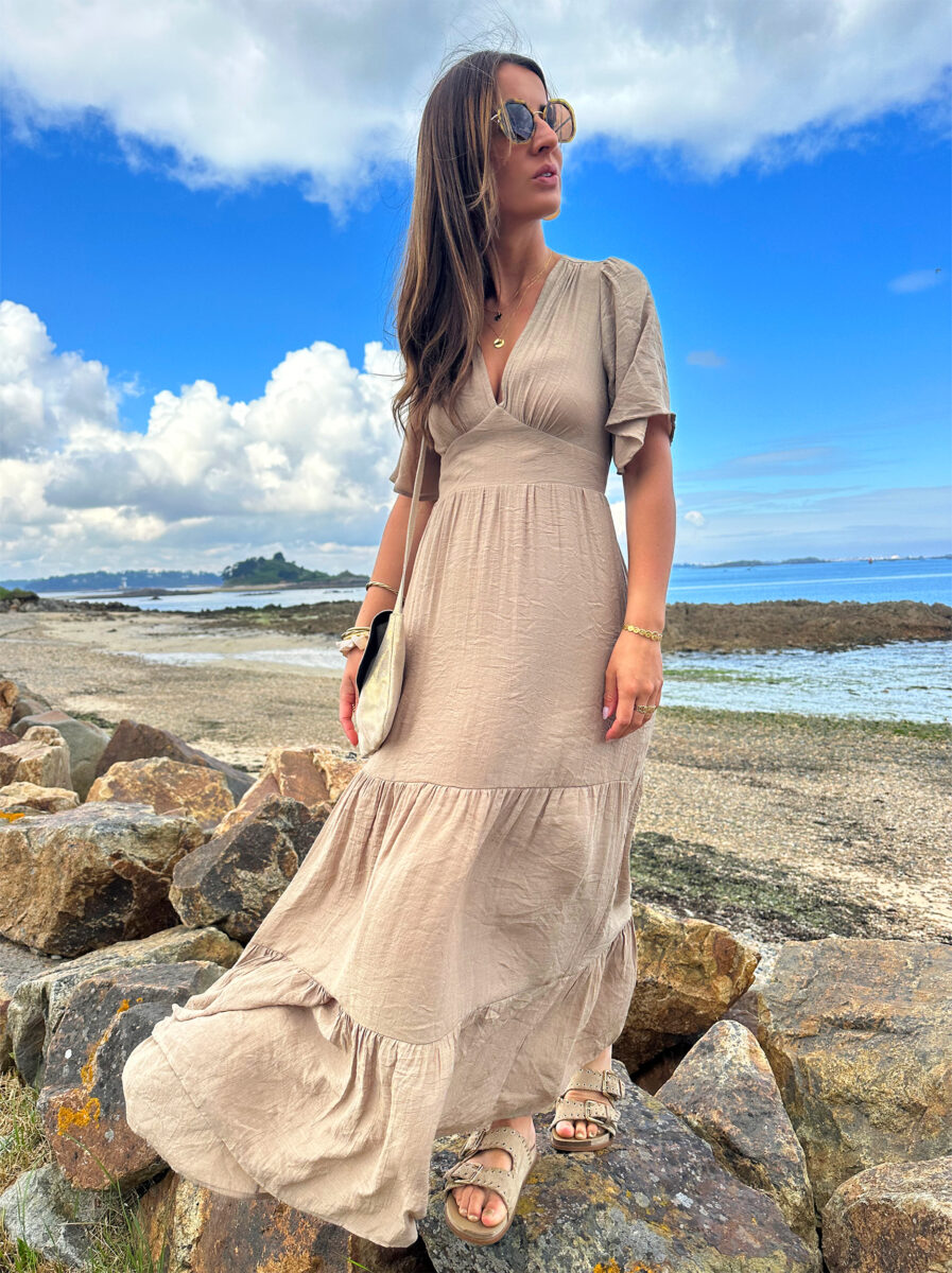 Laissez apparaître votre joli bronzage avec la robe Sara et son superbe dos nu ! Robe longue fluide Décolleté en V Empiècement sous poitrine Dos partiellement nu fermé par un joli noeud Taille élastiquée pour un maximum de confort Modèle doublé