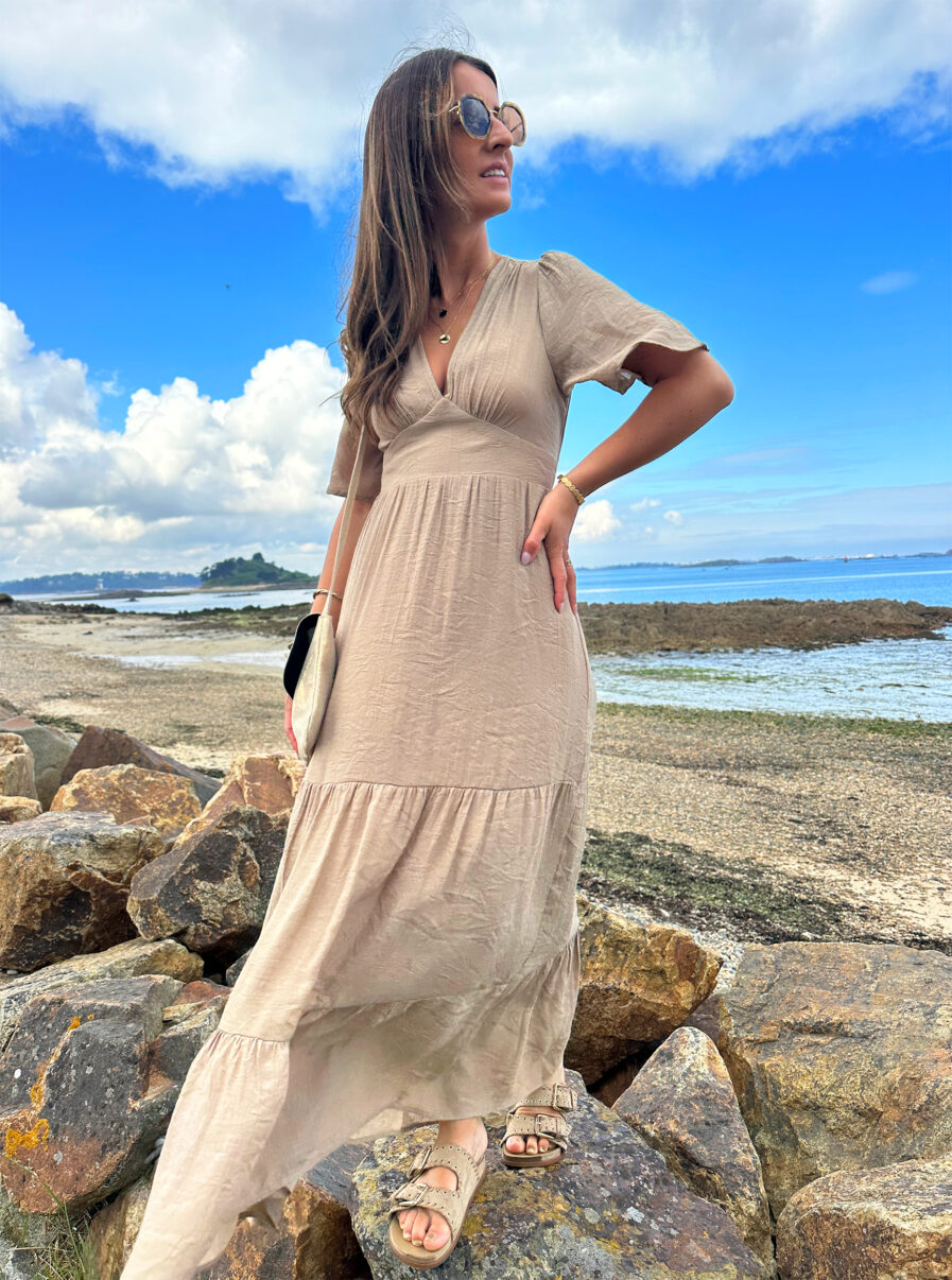 Laissez apparaître votre joli bronzage avec la robe Sara et son superbe dos nu ! Robe longue fluide Décolleté en V Empiècement sous poitrine Dos partiellement nu fermé par un joli noeud Taille élastiquée pour un maximum de confort Modèle doublé