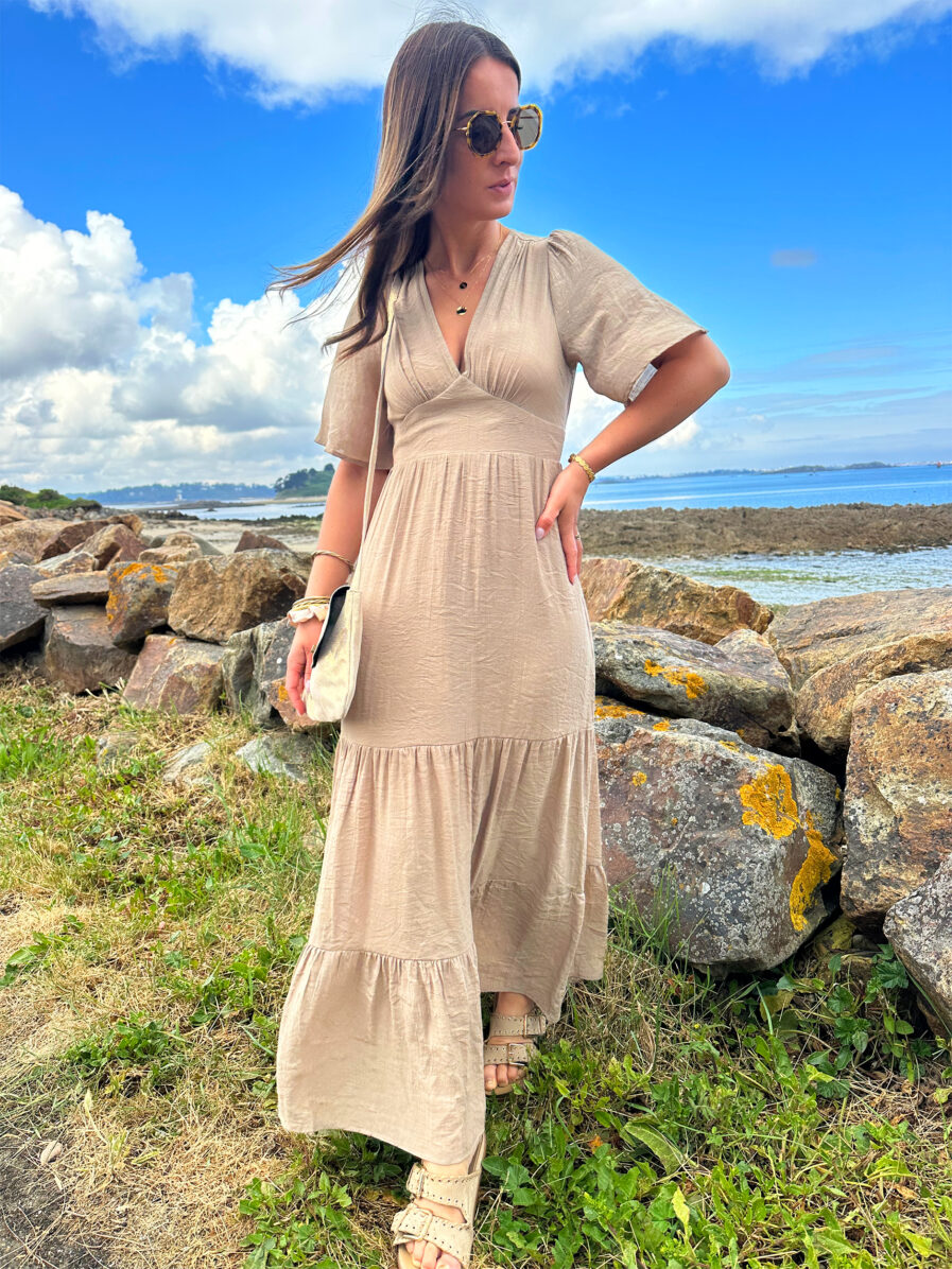 Laissez apparaître votre joli bronzage avec la robe Sara et son superbe dos nu ! Robe longue fluide Décolleté en V Empiècement sous poitrine Dos partiellement nu fermé par un joli noeud Taille élastiquée pour un maximum de confort Modèle doublé