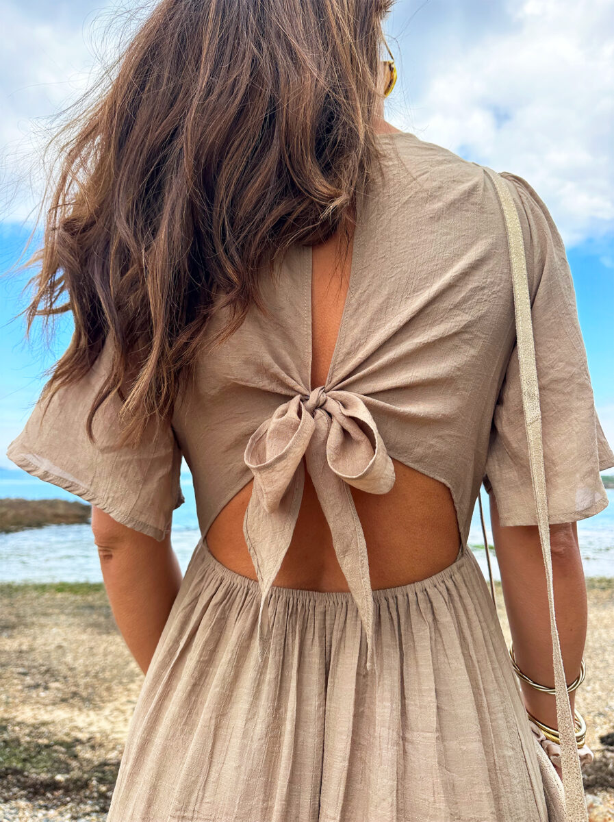Laissez apparaître votre joli bronzage avec la robe Sara et son superbe dos nu ! Robe longue fluide Décolleté en V Empiècement sous poitrine Dos partiellement nu fermé par un joli noeud Taille élastiquée pour un maximum de confort Modèle doublé