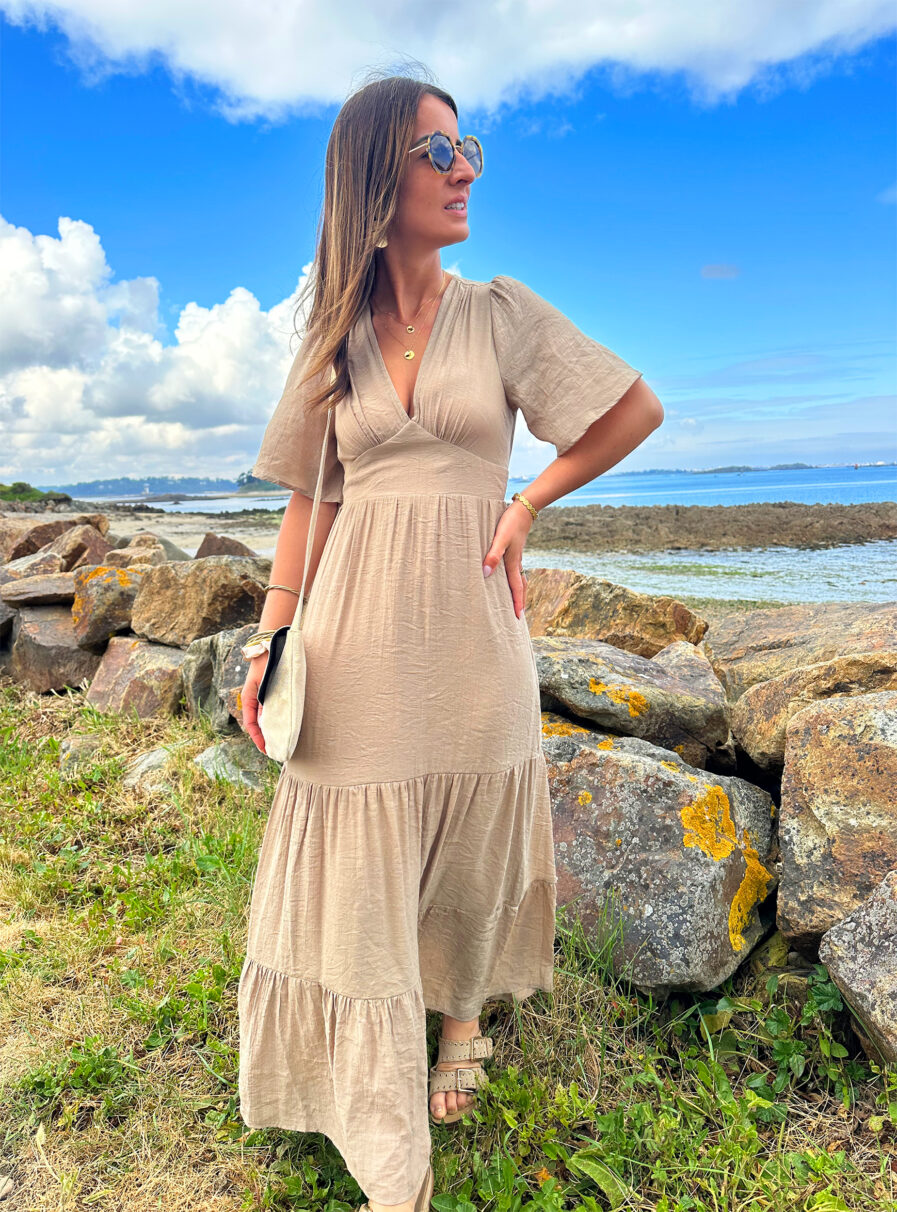Laissez apparaître votre joli bronzage avec la robe Sara et son superbe dos nu ! Robe longue fluide Décolleté en V Empiècement sous poitrine Dos partiellement nu fermé par un joli noeud Taille élastiquée pour un maximum de confort Modèle doublé