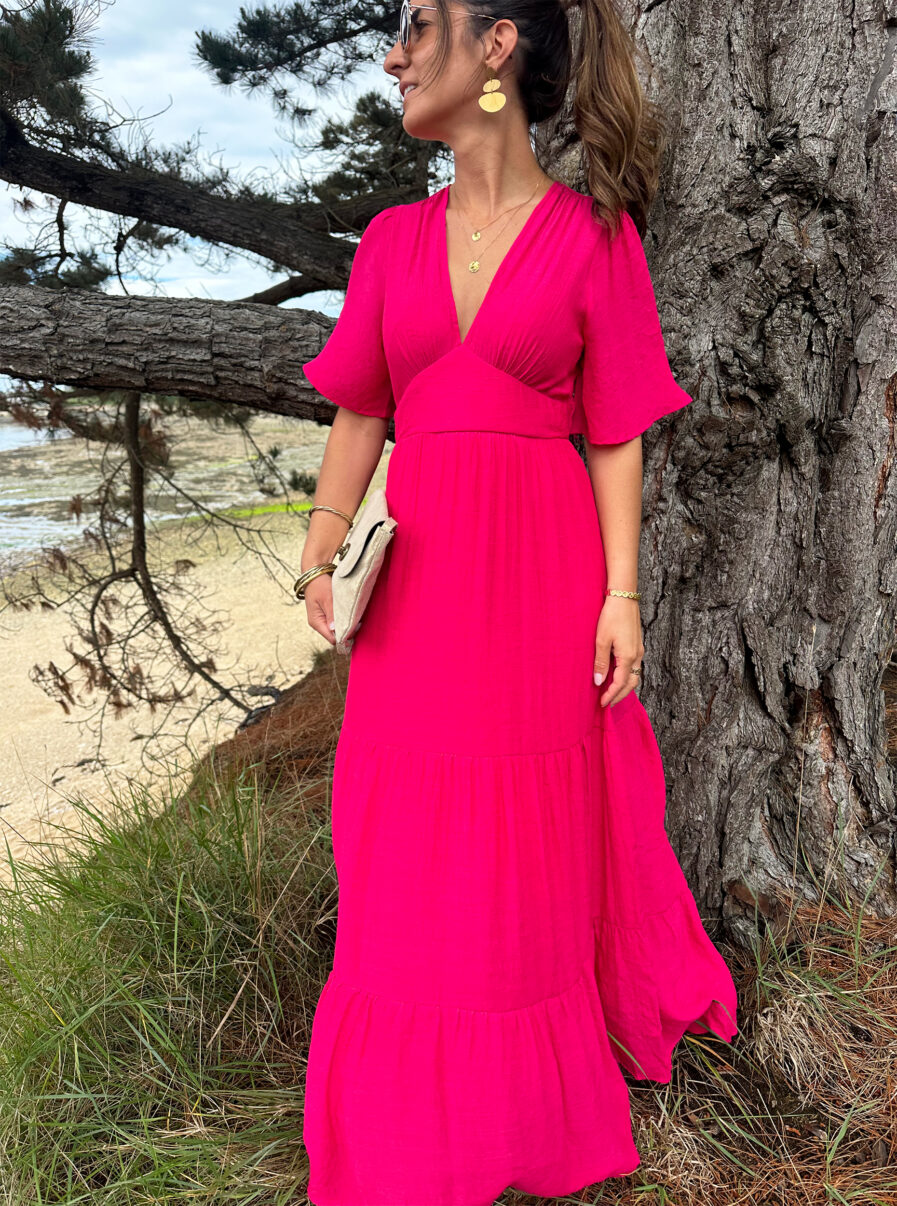 Laissez apparaître votre joli bronzage avec la robe Sara et son superbe dos nu ! Robe longue fluide Décolleté en V Empiècement sous poitrine Dos partiellement nu fermé par un joli noeud Taille élastiquée pour un maximum de confort Modèle doublé