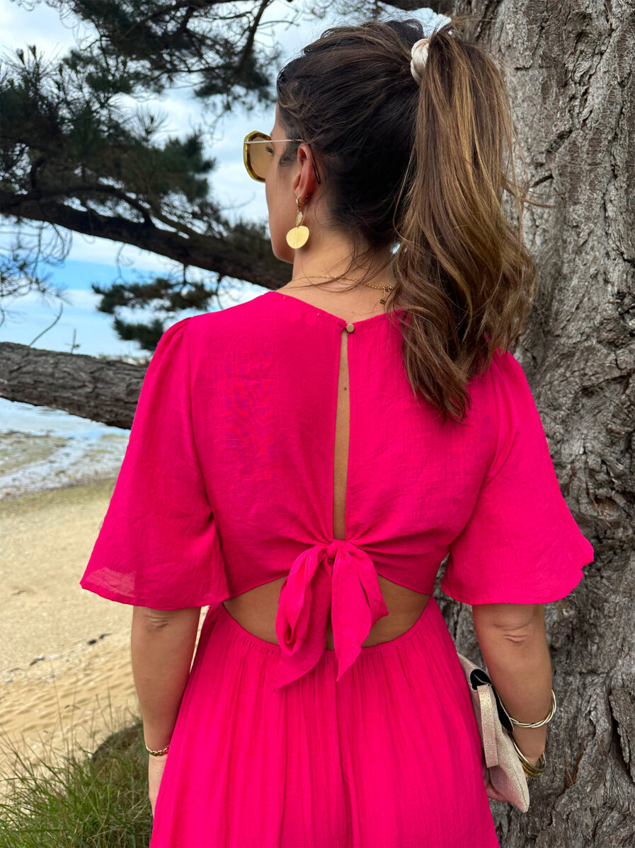 Laissez apparaître votre joli bronzage avec la robe Sara et son superbe dos nu ! Robe longue fluide Décolleté en V Empiècement sous poitrine Dos partiellement nu fermé par un joli noeud Taille élastiquée pour un maximum de confort Modèle doublé