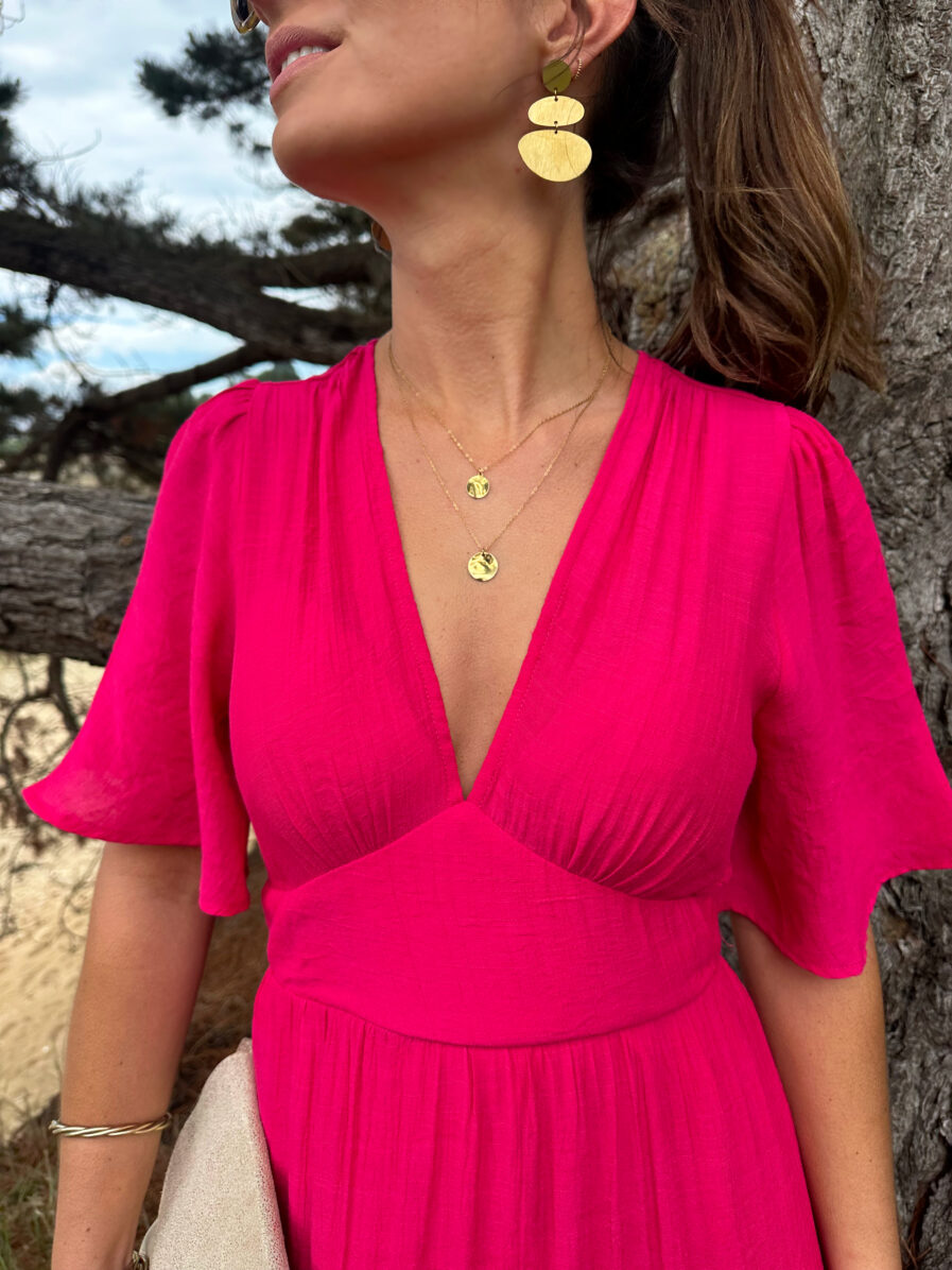 Laissez apparaître votre joli bronzage avec la robe Sara et son superbe dos nu ! Robe longue fluide Décolleté en V Empiècement sous poitrine Dos partiellement nu fermé par un joli noeud Taille élastiquée pour un maximum de confort Modèle doublé