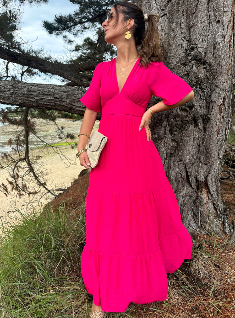 Laissez apparaître votre joli bronzage avec la robe Sara et son superbe dos nu ! Robe longue fluide Décolleté en V Empiècement sous poitrine Dos partiellement nu fermé par un joli noeud Taille élastiquée pour un maximum de confort Modèle doublé