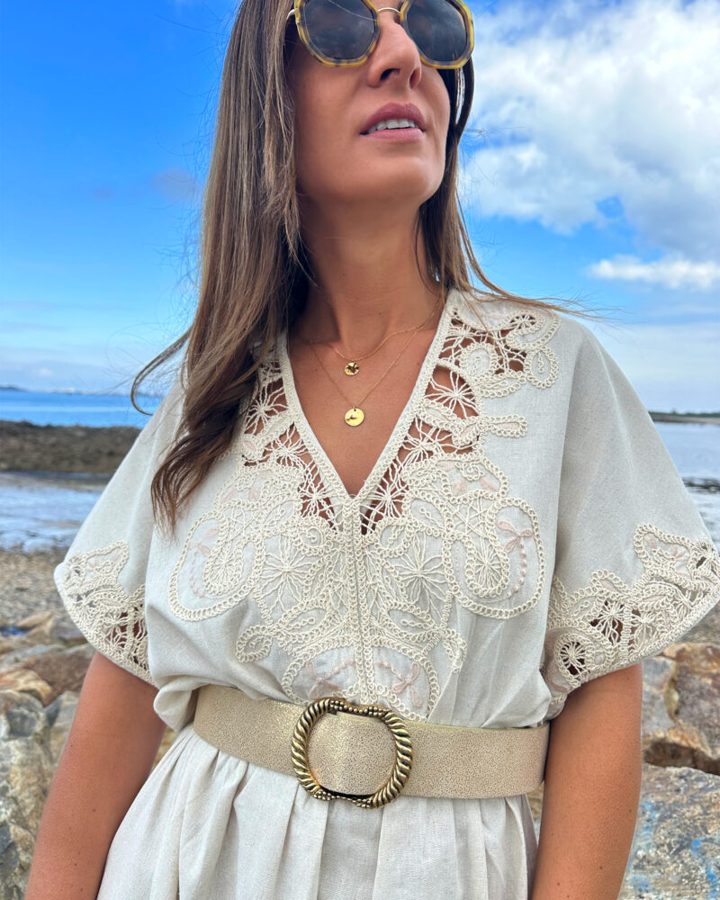 La robe SOFIA est la pièce idéale pour toutes vos occasions créant une allure bohême chic. Son décolleté en V et sa taille marquée soulignent la silhouette, tandis que les manches amples apportent une touche de fluidité. Elle se marie à merveille avec des sandales compensées et de beaux bijoux. • Joli décolleté V • Manches courtes • Détails dentelle sur l’avant et les manches • Taille élastiquée pour un maximum de confort On aime la porter avec de jolis bijoux dorés pour un look bohème chic super tendance !