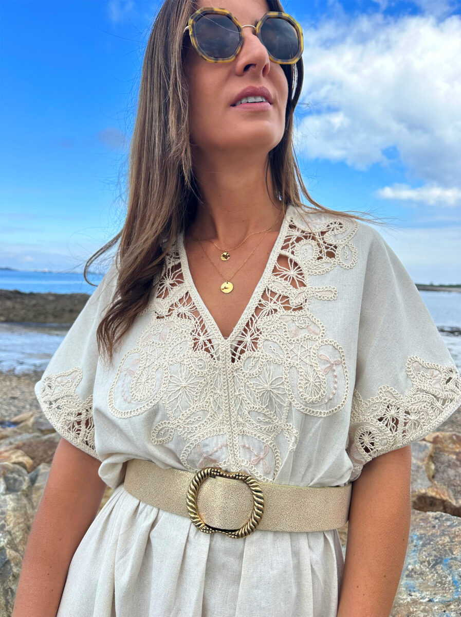 La robe SOFIA est la pièce idéale pour toutes vos occasions créant une allure bohême chic. Son décolleté en V et sa taille marquée soulignent la silhouette, tandis que les manches amples apportent une touche de fluidité. Elle se marie à merveille avec des sandales compensées et de beaux bijoux. • Joli décolleté V • Manches courtes • Détails dentelle sur l’avant et les manches • Taille élastiquée pour un maximum de confort On aime la porter avec de jolis bijoux dorés pour un look bohème chic super tendance !