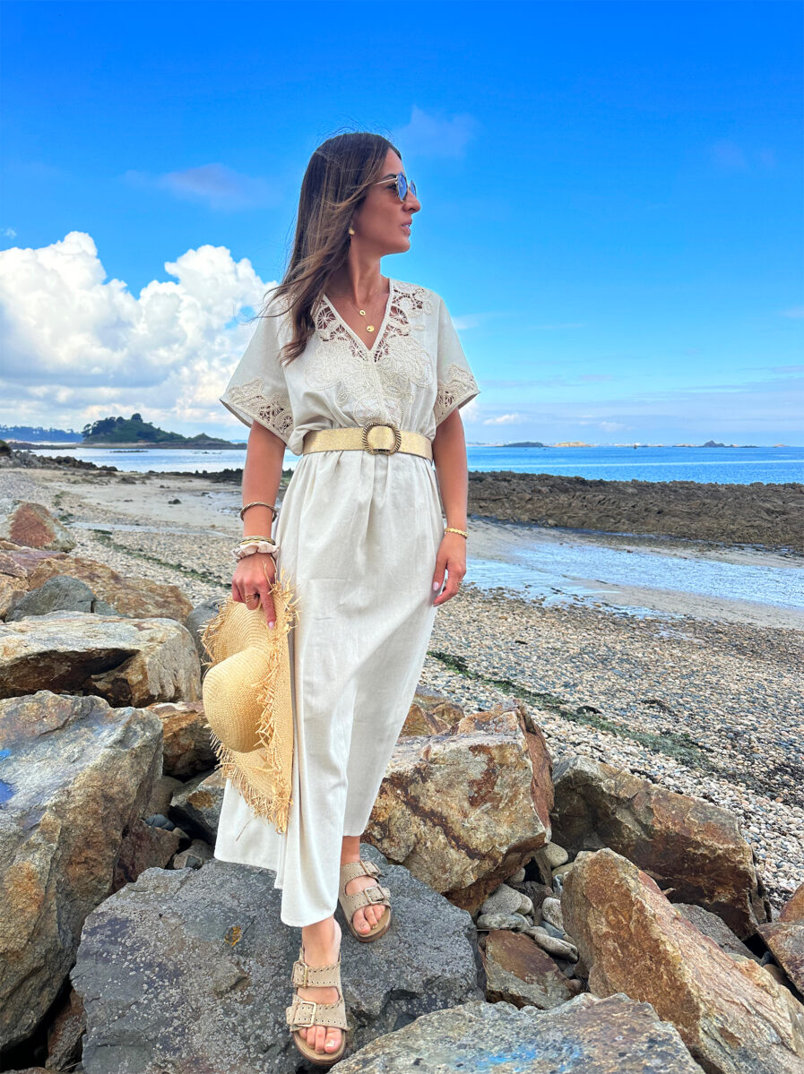 La robe SOFIA est la pièce idéale pour toutes vos occasions créant une allure bohême chic. Son décolleté en V et sa taille marquée soulignent la silhouette, tandis que les manches amples apportent une touche de fluidité. Elle se marie à merveille avec des sandales compensées et de beaux bijoux. • Joli décolleté V • Manches courtes • Détails dentelle sur l’avant et les manches • Taille élastiquée pour un maximum de confort On aime la porter avec de jolis bijoux dorés pour un look bohème chic super tendance !